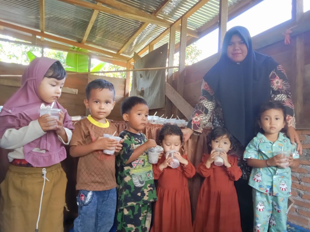 PEMBAGIAN PMT KEPADA BALITA