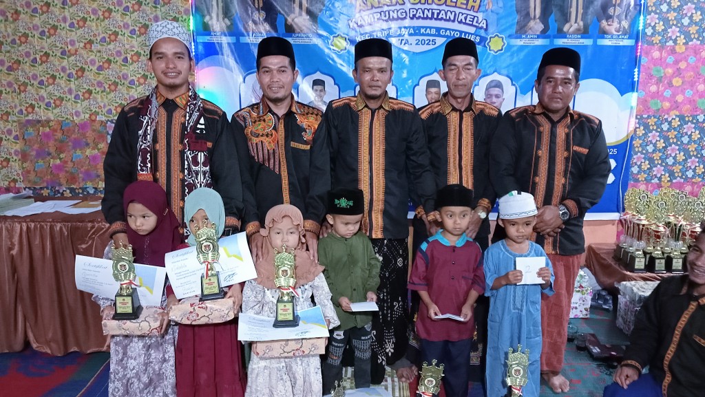 PEMBERIAN HADIAH KEPADA SANTRI YANG BERPRESTASI